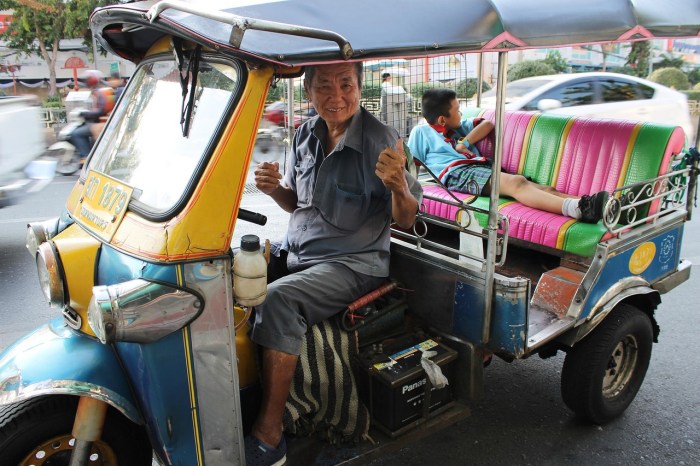 Rickshaw motorized tuk jakarta downtown